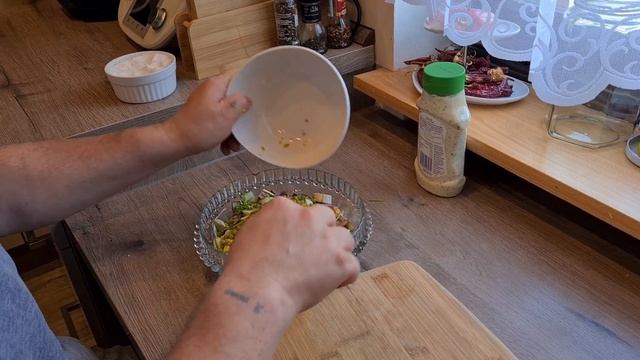 Салат "Экспромт" от которого я никогда не могу отказаться. Быстро, сытно, очень вкусно.