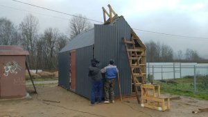 Обшивка стен профлистом и установка двери.