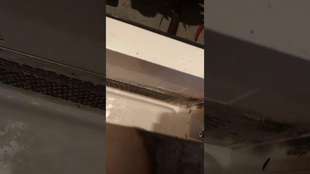 Искрит и дымит микроволновка, ремонт за пять минут. смотреть онлайн