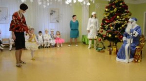 Вход Деда Мороза на Новогоднем утреннике в детском саду