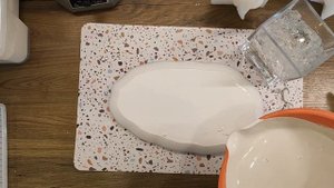 Идеально белый гипс. Красивый декор из скульптора и диоксида титана.