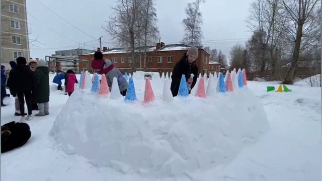 Папа-Наставник. Дворовая фигура из снега "Крепость" смотреть онлайн