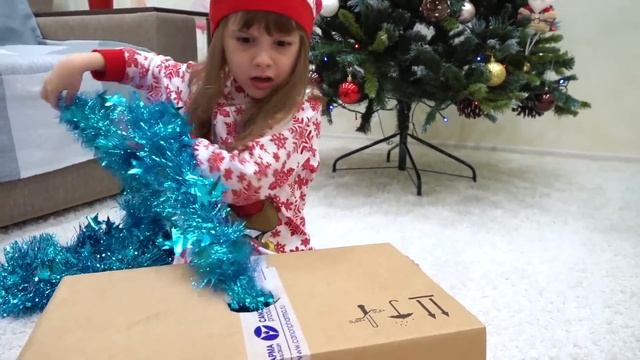 Ева и папа играют в рождество