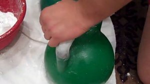 Kettlebell preparation - chalking / Подготовка гири, втирание магнезии