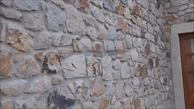 Каменный дом с окном-аркой, отличная кладка