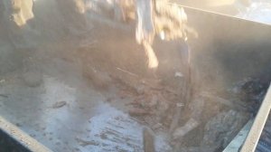 Дробление сосновой коры-для дальнейшего внесения в почву.