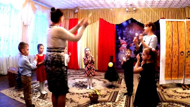 Ритмическая игра с орешками и ложками "Сидит белка на тележке" смотреть онлайн