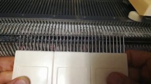 Вязание макушки шапки с использованием многоушкового деккера.