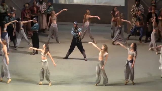 Балерина споткнулась и упала. Бахчисарайский фонтан