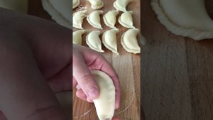 Как красиво и профессионально лепить вареники.ENG SUB.