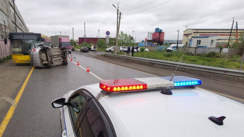 В Сургуте столкнулась легковушка с автобусом. Есть погибший