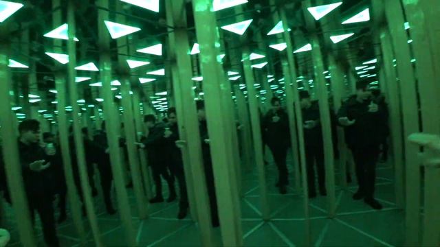 Потерялись в зеркальном лабиринте. В поисках спрятанных колес.