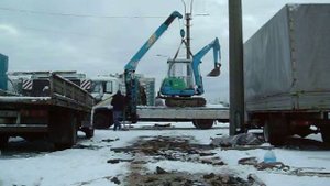 Погрузка - мини-Экскаватора краном (гусянка ослабла на эксе) , грузит манипулятор nissan в Спб.