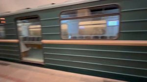 Электропоезд 81-717/714.5М «Номерной» уходит в оборотный тупик за станцией «Университет»