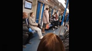 Бабка в метро атакует пассажиров из-за отсутствия маски. Масочный режим