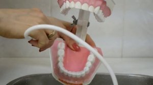 Как чистить ирригатором во рту