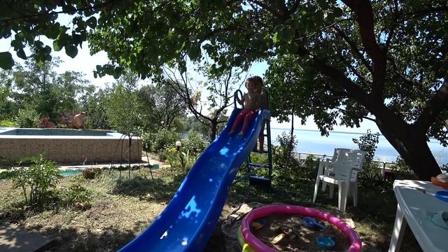 ЧАСТЬ 5. НА ДАЧЕ: Детский восторг-кормили кошку. Видели дельтаплан! Запуск машинок: попади в ведерк смотреть онлайн