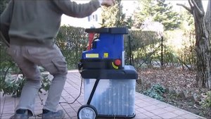 Silent wood shredder Lux E LH 2800 in action