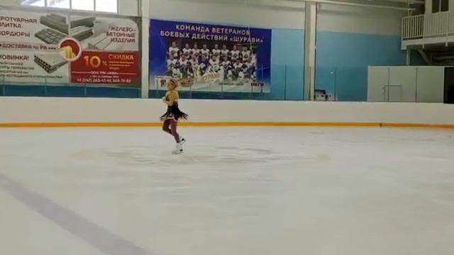 начала заниматься фигурным катанием в 43 года. Мое первое выступление через год занятий. смотреть онлайн