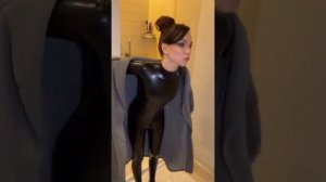 Wet look leggings #leggings #leggins #leatherfashion #fitgirl #blackleather #leatherfashion #pvc