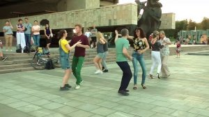 Любовь запретная.Красивый танецв возле Оперного театра.