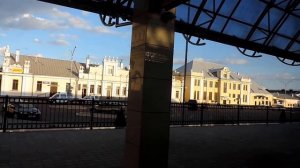 Платформа и железнодорожный вокзал в Бресте