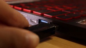 How to insert a USB flash drive into a laptop // Как вставить флешку в ноутбук с первого раза