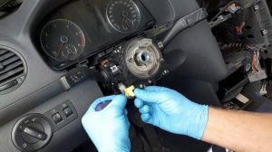 VW Caddy снятие руля, переключатель поворотов и замка зажигания.