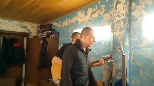 На гитаре в гараже