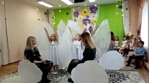 девочки-ангелы , танец с мамами в детском саду