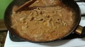 Бефстроганов из  свинины. /.Рассольник с маринованными огурцами..