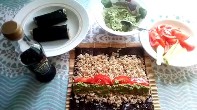 МЕГА вкусные роллы!Новый рецепт с изюминкой)) смотреть онлайн