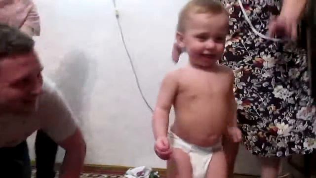 MVI 3328 АДЕЛИНОЧКА НАЧИНАЕТ ТАНЦЕВАТЬ! смотреть онлайн