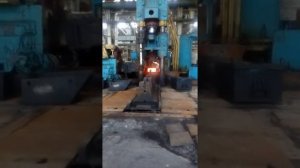 Куй железо пока горячо на  гидравлическом прессе.