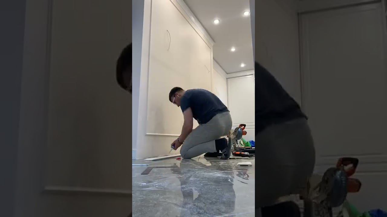 Установка плинтуса. Монтаж плинтуса из дюрополимера. Монтаж лепного декора. Современный плинтус. смотреть онлайн