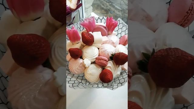 Букеты на восьмое марта/букет из. Зефира, маршмэллоу и клубники.Bouquets for the eighth of March