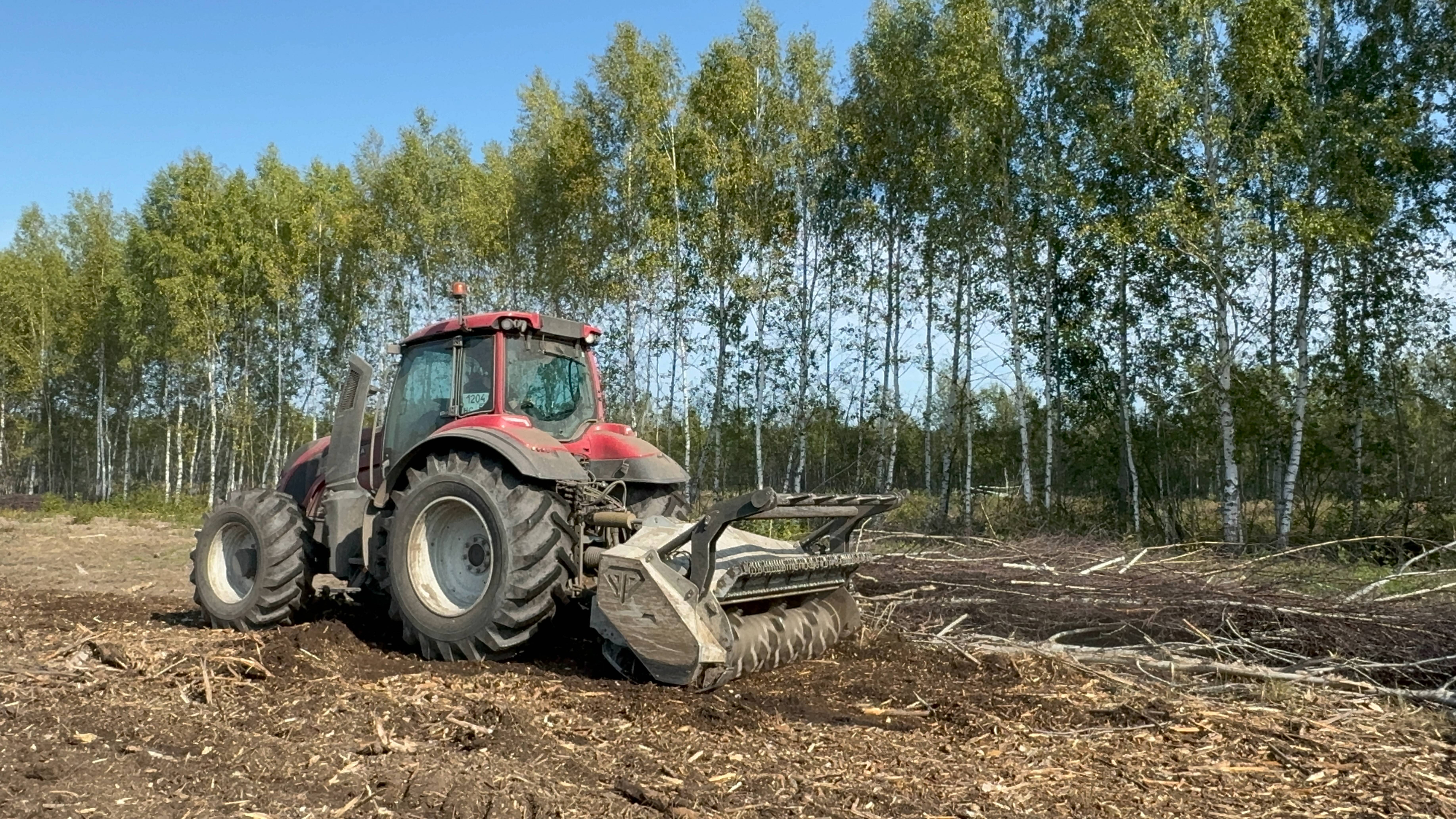 Как фермеры расчищают залежные земли? Трактор Valtra T235 C мульчером NIUBO TDD200