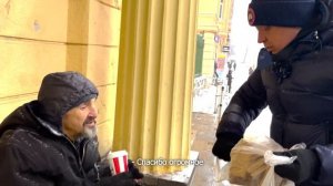 Помощь СТАРИКАМ и БЕЗДОМНЫМ на улице / Помогаю бездомным на улице