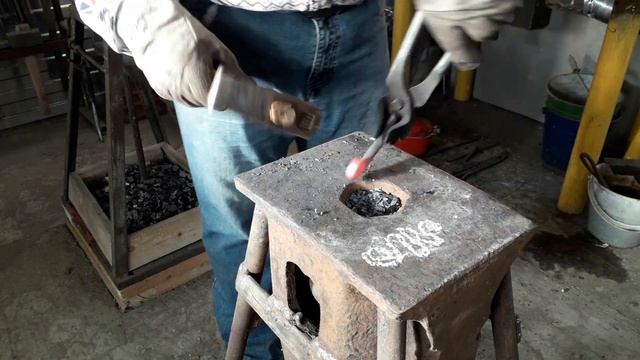 Необычный кованый элемент: кованая загогулина в каминный набор, горячая ковка своими руками