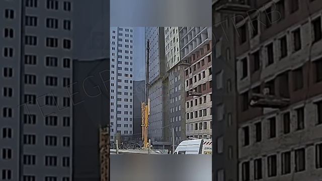 11 июня, в Уфе на улице Менделеева на стройплощадке с высоты пятого этажа упала люлька с рабочими