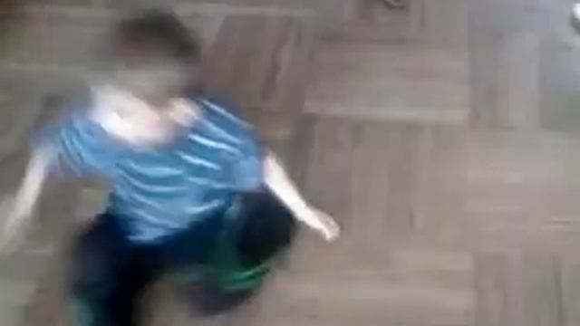 МАЛЫШ ТАНЦУЕТ БРЕЙК ДАНС