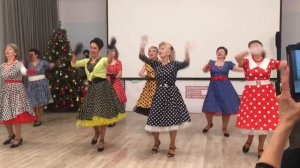 Танцевальный коллектив "Неугомонные" отжигает под музыку песни "Где-то на белом свете" в ТЦСО