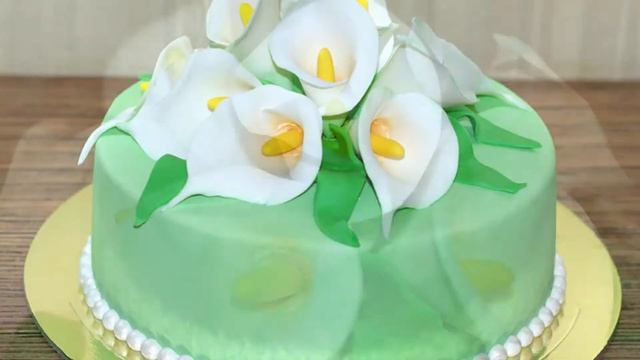 Торт свадебный мастичный, украшенный букетом белых калл