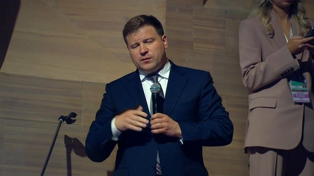 Топ-менеджер УВЗ предложил Владимиру Путину подарить Си Цзиньпину книгу "Что делать?"