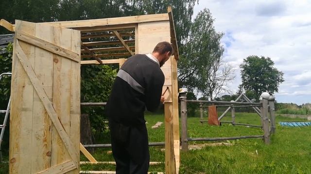Хозблок из подручных материалов своими руками