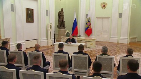 Владимир Путин в Кремле проводит встречу с российскими военнослужащими