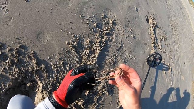 Нашел IPHONE 12 и ВЕРНУЛ хозяину! РЕАКЦИЯ! Пляжный поиск золота на пляже острова с Deus 2 смотреть онлайн