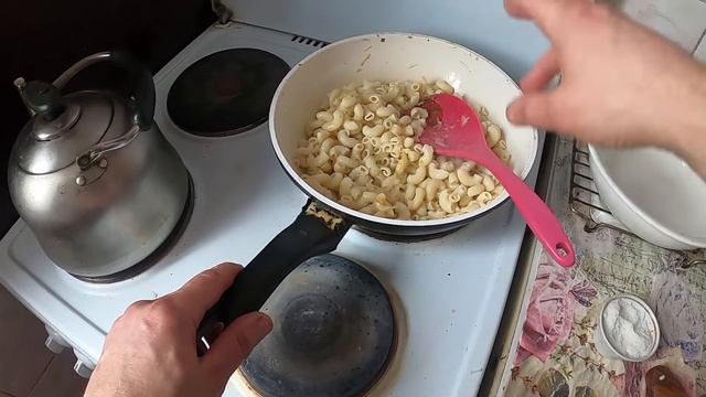 Макароны с луком что дали на гуманитарке то и приготовил. смотреть онлайн