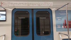 Номерной 81-717 едет от станции «Беломорская-Ховрино»