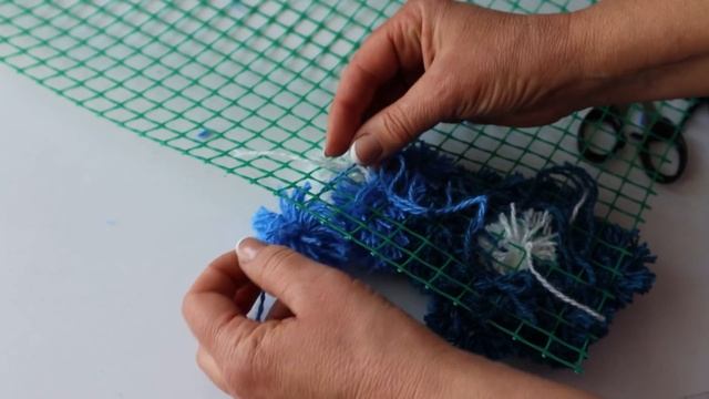 Купила садовую сетку и достала остатки пряжи. Покажу, какую красоту я смастерила из этого добра смотреть онлайн